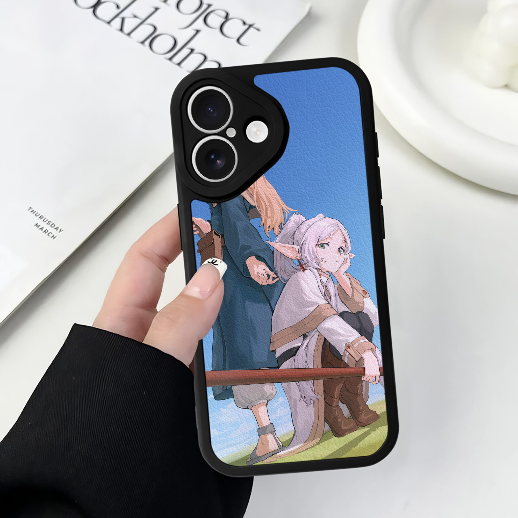 （画像用） 葬送のフリーレン Frieren 【iPhone 16シリーズ対応】シリコンスマホケース（レザー調） 材質：シリコン